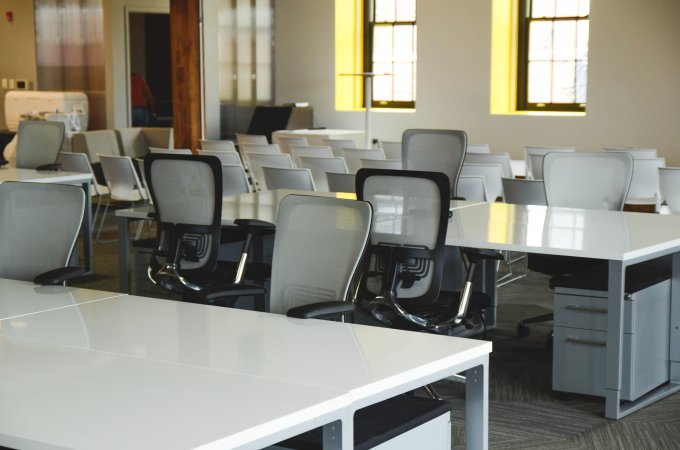 biuro z wypełnione krzesłami biurowymi