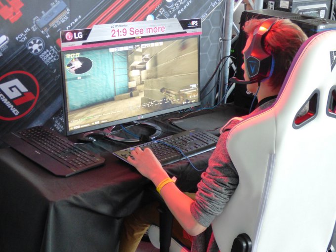 mężczyzna grający na komputerze i siedzący na gamingowym fotelu